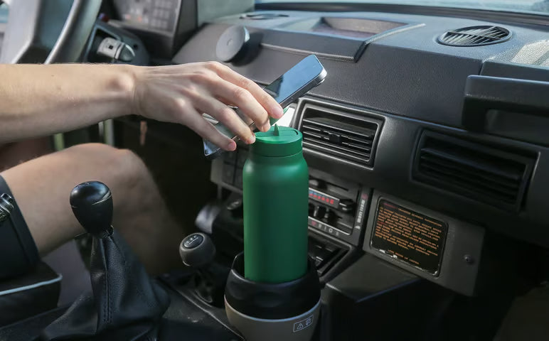 Gourde Ringo Pro 710 ml dans un porte-gobelet de voiture