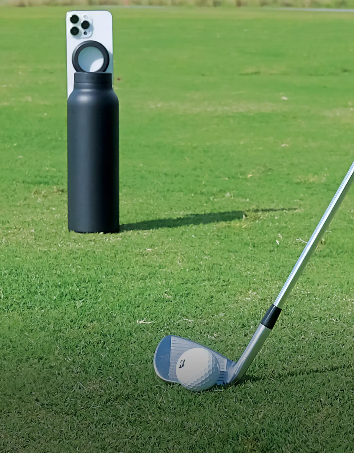 Gourde Ringo Pro filmant un swing de golf en MagSafe